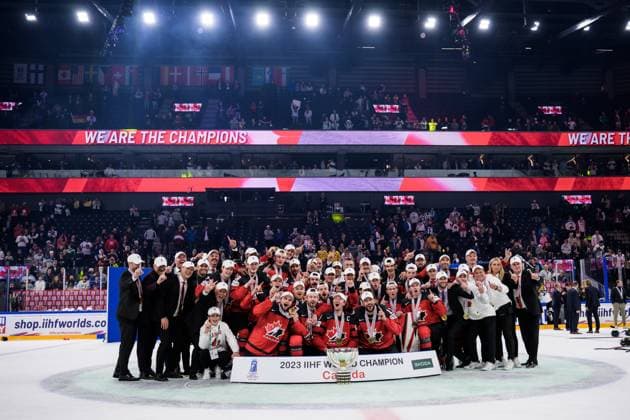 230528 Players of Canada celebrate with the trophy after winning the 2023 IIHF Ice hockey, Eishockey World Championship, WM, Weltmeisterschaft final game between Canada and Germany on May 28, 2023 in Tampere. Photo: Joel Marklund BILDBYRAN kod JM JM0489 bbeng ishockey ice hockey ishockey-vm 2023 ishockey-vm vm 2023 iihf ice hockey world championship final kanada canada germany tyskland jubel Copyright: JOELxMARKLUND BB230528JM170