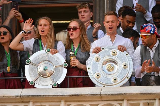 Die Frauen und Männer des FC Bayern München bei der Meisterfeier 2023 auf dem Marienplatz in Muenchen Bild zeigt: Klara Buehl (17 FC Bayern Munich) und Joshua Kimmich (FC Bayern München) mit Schale, 28.05.2023, München, Fussball, Bundesliga, FC Bayern München Meisterfeier 2023, DFB DFL REGULATIONS PROHIBIT ANY USE OF PHOTOGRAPHS AS IMAGE SEQUENCES AND OR QUASI-VIDEO.