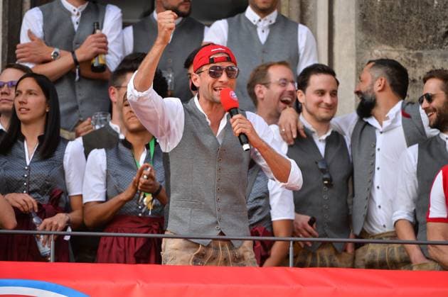 Die Frauen und Männer des FC Bayern München bei der Meisterfeier 2023 auf dem Marienplatz in Muenchen Bild zeigt: Thomas Müller (FC Bayern München), 28.05.2023, München, Fussball, Bundesliga, FC Bayern München Meisterfeier 2023, DFB DFL REGULATIONS PROHIBIT ANY USE OF PHOTOGRAPHS AS IMAGE SEQUENCES AND OR QUASI-VIDEO.