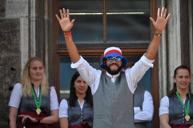 Die Frauen und Männer des FC Bayern München bei der Meisterfeier 2023 auf dem Marienplatz in Muenchen Bild zeigt: Eric Maxim Choupo-Moting (FC Bayern München), 28.05.2023, München, Fussball, Bundesliga, FC Bayern München Meisterfeier 2023, DFB DFL REGULATIONS PROHIBIT ANY USE OF PHOTOGRAPHS AS IMAGE SEQUENCES AND OR QUASI-VIDEO.