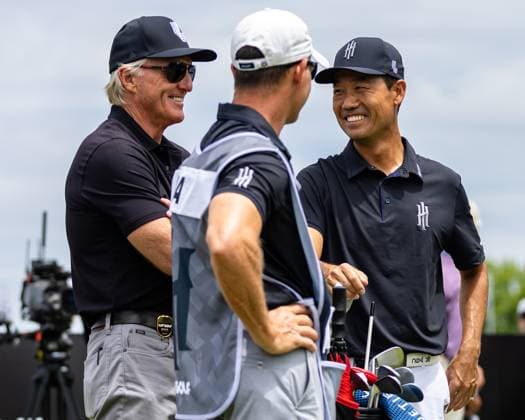 May 28, 2023, Potomac Falls, Virginia, USA: GREG NORMAN, KEVIN NA, and his caddie, chat on the first tee before the final round of the LIV Golf DC event at Trump National Golf Club. Potomac Falls USA - ZUMAb237 20230528_znp_b237_010 Copyright: xRobertxBlakleyx