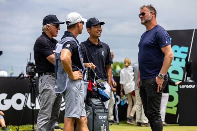 May 28, 2023, Potomac Falls, Virginia, USA: GREG NORMAN, KEVIN NA, his caddie, and RICHARD MARSH, a LIV Golf Executive, chat on the first tee before the final round of the LIV Golf DC event at Trump National Golf Club. Potomac Falls USA - ZUMAb237 20230528_znp_b237_030 Copyright: xRobertxBlakleyx