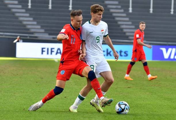 Fußball, U20 WM, Irak - England (230529) -- LA PLATA, May 29, 2023 -- Harvey Vale (L) of England vies with Alex Aoraha of Iraq during the U20 World Cup group E match between Iraq and England in La Plata, Argentina, May 28, 2023. ( Handout via Xinhua) (SP)ARGENTINA-LA PLATA-FOOTBALL-2023 FIFA U-20 WORLD CUP-IRAQ VS ENGLAND TELAM 