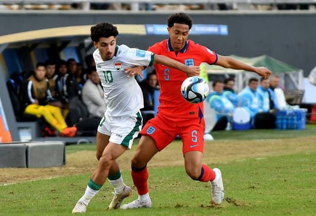 Fußball, U20 WM, Irak - England (230529) -- LA PLATA, May 29, 2023 -- Bashir Humphreys (R) of England vies with Youssef Amyn of Iraq during the U20 World Cup group E match between Iraq and England in La Plata, Argentina, May 28, 2023. ( Handout via Xinhua) (SP)ARGENTINA-LA PLATA-FOOTBALL-2023 FIFA U-20 WORLD CUP-IRAQ VS ENGLAND TELAM 
