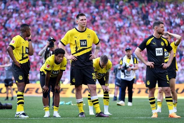 Fußball 1. Bundesliga 34. Spieltag Borussia Dortmund - 1. FSV Mainz 05 am 27.05.2023 im Signal Iduna Park in Dortmund V.l.n.r.: Youssoufa Moukoko ( Dortmund ), Julien Duranville ( Dortmund ), Niklas Süle ( Dortmund ), Marco Reus ( Dortmund ), Salih Özcan ( Dortmund ) enttäuscht DFL regulations prohibit any use of photographs as image sequences and or quasi-video. *** Soccer 1 Bundesliga 34 Matchday Borussia Dortmund 1 FSV Mainz 05 on 27 05 2023 at Signal Iduna Park in Dortmund V l n r Youssoufa Moukoko Dortmund , Julien Duranville Dortmund , Niklas Süle Dortmund , Marco Reus Dortmund , Salih Özcan Dortmund disappointed DFL regulations prohibit any use of photographs as image sequences and or quasi video xHDx