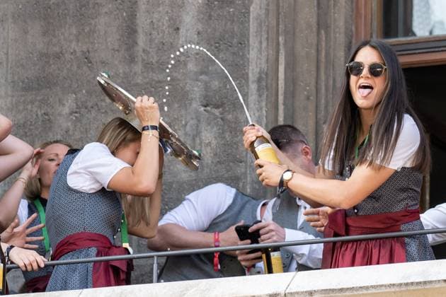 Sport Themen der Woche KW21 Sport Bilder des Tages Jovana Damnjanovic spritzt Bier, FC Bayern Muenchen Herren und FC Bayern Muenchen Frauen, Meisterfeier im Rathaus am Marienplatz Muenchen, Fussball, 1. Bundesliga, 28.05.2023 Muenchen Bayern Deutschland *** Jovana Damnjanovic splashes beer, FC Bayern Muenchen men and FC Bayern Muenchen women, championship celebration in the city hall at Marienplatz Muenchen, football, 1 Bundesliga, 28 05 2023 Muenchen Bayern Germany Copyright: xkolbert-press UlrichxGamelx