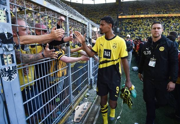Sport Themen der Woche KW21 Sebastian Haller (Borussia Dortmund) bei den Fans 27.05.2023, Fussball GER, Saison 2022 2023, 1. Bundesliga, 34. Spieltag, Borussia Dortmund - FSV Mainz 05 2:2 Dortmund Signal Iduna Park Nordrhein Westfalen Deutschland *** Sebastian Haller Borussia Dortmund at the fans 27 05 2023, football GER, season 2022 2023, 1 Bundesliga, 34 matchday, Borussia Dortmund FSV Mainz 05 2 2 Dortmund Signal Iduna Park Nordrhein Westfalen Germany Team2