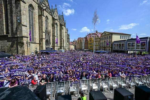gefuellter Marktplatz, Aufstiegsfeier VfL Osnabrueck, Fussball, 3. Liga, 28.05.2023 Osnabrueck Niedersachsen Deutschland
