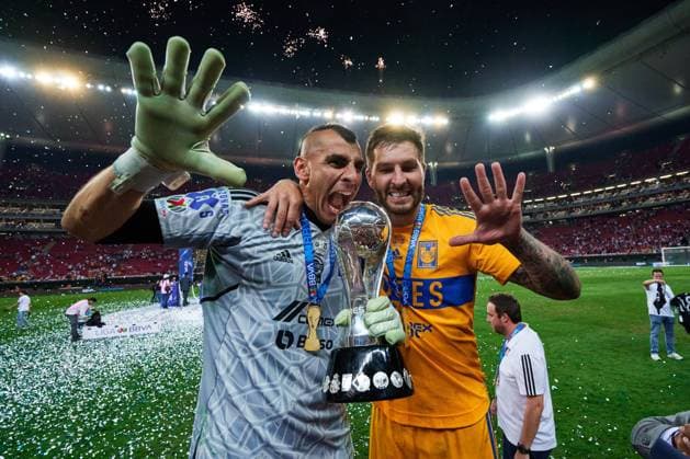 Fußball, Tigres UANL feiern den Gewinn der Meisterschaft in Mexiko RECORD DATE NOT STATED Liga BBVA MX Clausura 2023 Guadalajara vs Tigres UANL Gran Final Nahuel Guzman and Andre-Pierre Gignac with the Champion trophy during the game Guadalajara vs Tigres UANL, corresponding to second leg match of great final of the Torneo Clausura 2023 of the Liga BBVA MX, at Akron Stadium, on May 28, 2023. <br><br> Nahuel Guzman y Andre-Pierre Gignac de Tigres con el Trofeo de Campeon durante el partido Guadalajara vs Tigres UANL, Correspondiente al partido de Vuelta de la Gran final del Torneo Clausura 2023 de la Liga BBVA MX, en el Estadio Akron, el 28 de Mayo de 2023. GUADALAJARA JALISCO MEXICO  Copyright: xJorgexMartinezx 20230528235557_LMX_C23_FV_GDL_UANL_GIGNAC603