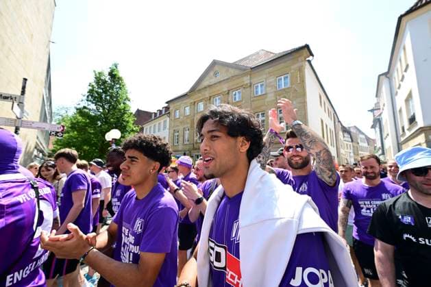 Fanmarsch zum Marktplatz mit der Mannschaft, Aufstiegsfeier VfL Osnabrueck, Fussball, 3. Liga, 28.05.2023 Osnabrueck Niedersachsen Deutschland