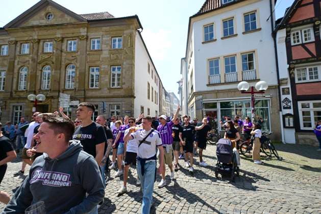 Fanmarsch zum Marktplatz mit der Mannschaft, Aufstiegsfeier VfL Osnabrueck, Fussball, 3. Liga, 28.05.2023 Osnabrueck Niedersachsen Deutschland