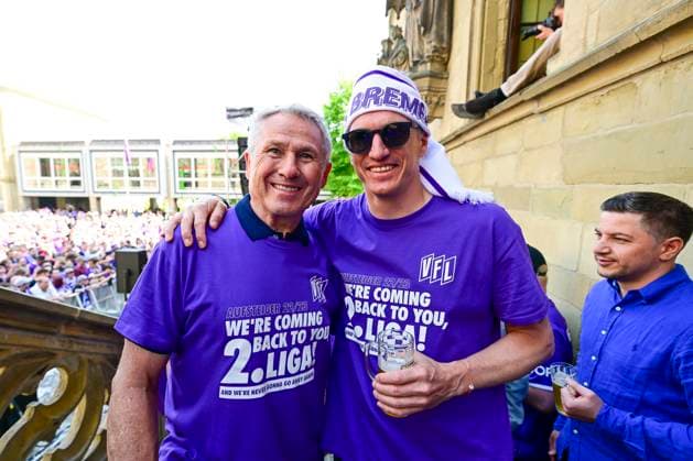 Tobias Schweinsteiger (Cheftrainer Osnabrueck) mit seinem Vater, Aufstiegsfeier VfL Osnabrueck, Fussball, 3. Liga, 28.05.2023 Osnabrueck Niedersachsen Deutschland
