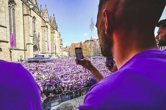 Mannschaft feiert mit den Fans, Aufstiegsfeier VfL Osnabrueck, Fussball, 3. Liga, 28.05.2023 Osnabrueck Niedersachsen Deutschland