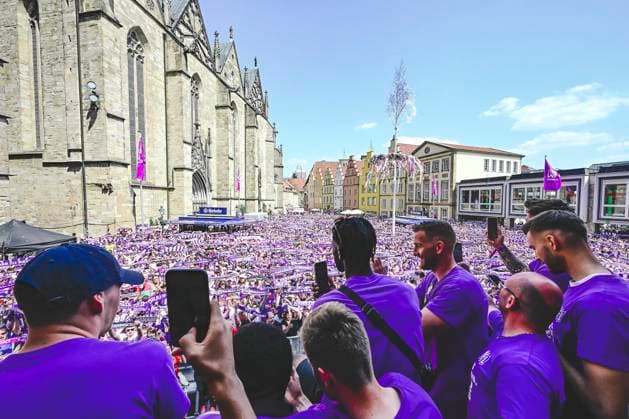 Mannschaft feiert mit den Fans, Aufstiegsfeier VfL Osnabrueck, Fussball, 3. Liga, 28.05.2023 Osnabrueck Niedersachsen Deutschland