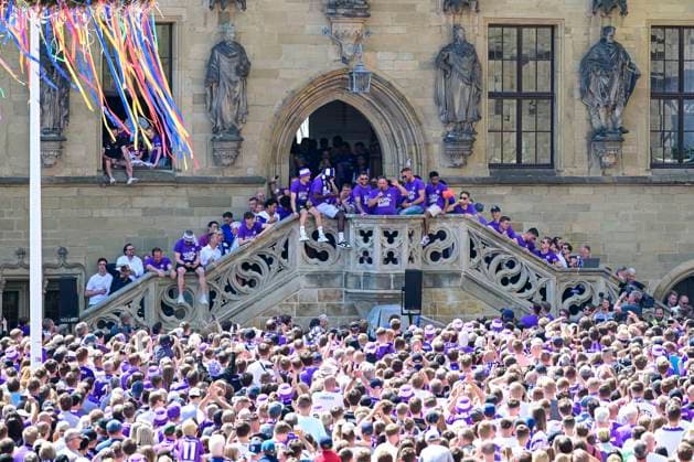 Mannschaft feiert mit den Fans, Aufstiegsfeier VfL Osnabrueck, Fussball, 3. Liga, 28.05.2023 Osnabrueck Niedersachsen Deutschland
