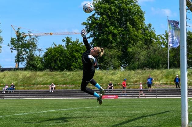 29.05.2023, GER, Fußball, 2. Frauen-Bundesliga 2022 2023, SG 99 Andernach - 1. FC Köln U20 Laura van der Laan (1 Andernach) springt und versucht den Ball während des Aufwärmens zu halten. Andernach Stadion Rheinland-Pfalz Deutschland