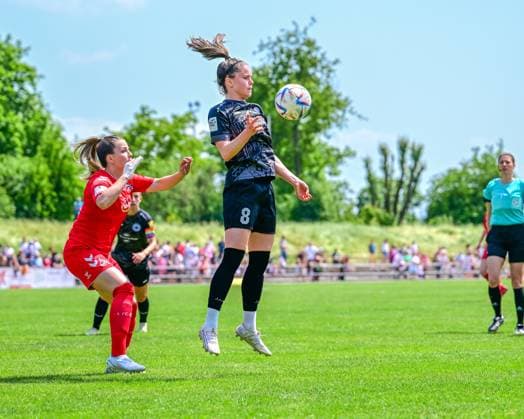 29.05.2023, GER, Fußball, 2. Frauen-Bundesliga 2022 2023, SG 99 Andernach - 1. FC Köln U20 Maren Weingarz (8 Andernach) nimmt den Ball mit der Brust an. Andernach Stadion Rheinland-Pfalz Deutschland