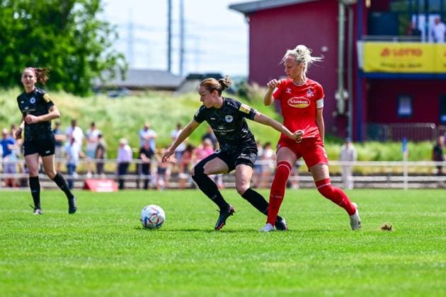 29.05.2023, GER, Fußball, 2. Frauen-Bundesliga 2022 2023, SG 99 Andernach - 1. FC Köln U20 Vanessa Zilligen (15 Andernach) setzt sich im Zweikampf gegen Meike Meßmer (10 Köln) durch. Andernach Stadion Rheinland-Pfalz Deutschland