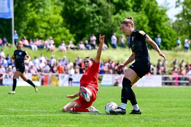 29.05.2023, GER, Fußball, 2. Frauen-Bundesliga 2022 2023, SG 99 Andernach - 1. FC Köln U20 Olesja Arslan (14 Köln) versucht mit einer Grätsche Carolin Schraa (7 Andernach) vom Ball zu trennen. Andernach Stadion Rheinland-Pfalz Deutschland