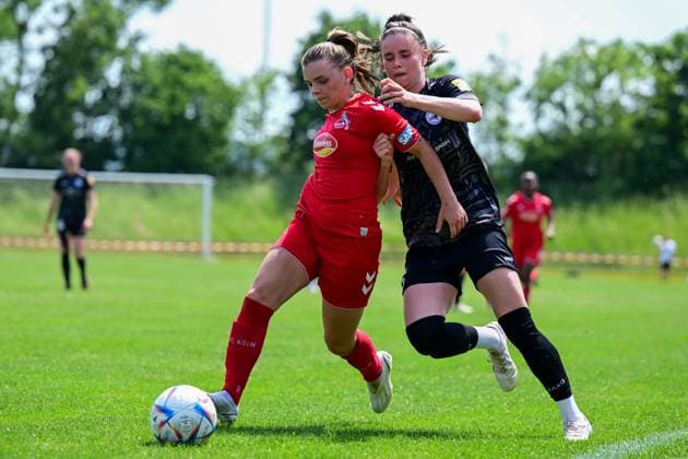 29.05.2023, GER, Fußball, 2. Frauen-Bundesliga 2022 2023, SG 99 Andernach - 1. FC Köln U20 Antonia Langshausen (2 Köln) und Maren Weingarz (8 Andernach) im Zweikampf um den Ball. Andernach Stadion Rheinland-Pfalz Deutschland