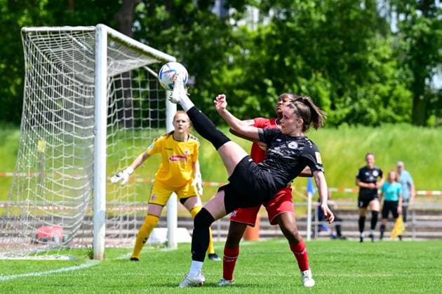 29.05.2023, GER, Fußball, 2. Frauen-Bundesliga 2022 2023, SG 99 Andernach - 1. FC Köln U20 Maren Weingarz (8 Andernach) spielt den Ball noch mit der Fußspitze. Andernach Stadion Rheinland-Pfalz Deutschland