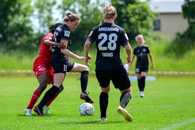 29.05.2023, GER, Fußball, 2. Frauen-Bundesliga 2022 2023, SG 99 Andernach - 1. FC Köln U20 Vanessa Zilligen (15 Andernach) behauptet den Ball. Andernach Stadion Rheinland-Pfalz Deutschland