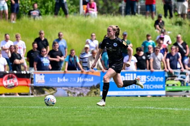 29.05.2023, GER, Fußball, 2. Frauen-Bundesliga 2022 2023, SG 99 Andernach - 1. FC Köln U20 Julia Schermuly (10 Andernach) geht mit dem Ball voran. Andernach Stadion Rheinland-Pfalz Deutschland