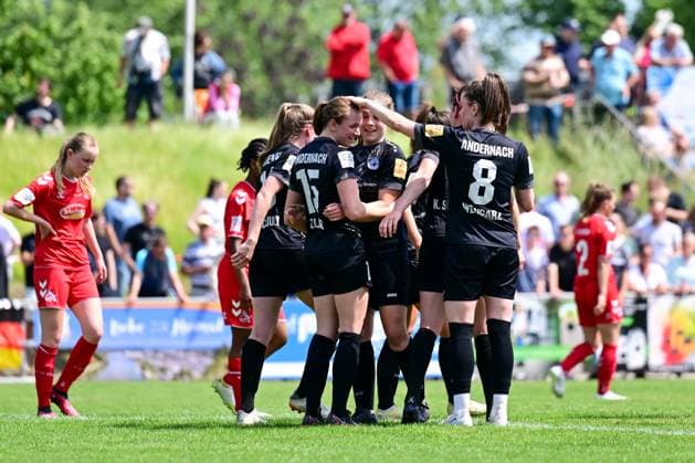 29.05.2023, GER, Fußball, 2. Frauen-Bundesliga 2022 2023, SG 99 Andernach - 1. FC Köln U20 Die Spielerinnen von Andernach bejubeln das 3:1 nach einem Elfmeter von Vanessa Zilligen (15 Andernach). Die Kölner Spielerinnen lassen dagegen den Kopf hängen. Andernach Stadion Rheinland-Pfalz Deutschland