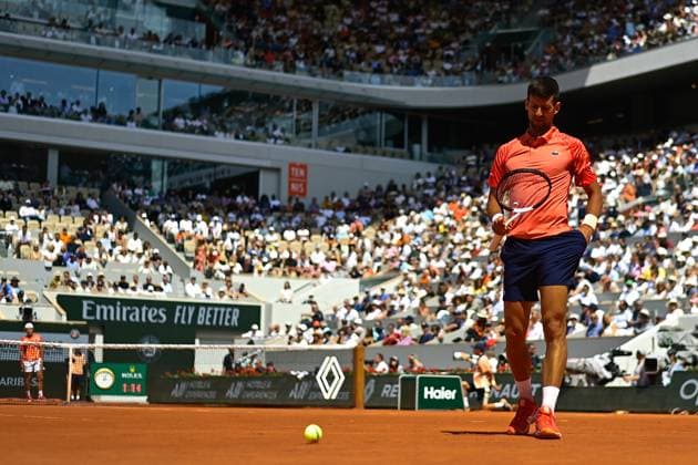 Attitude de Novak Djokovic ( Serbie ) TENNIS : Roland Garros 2023 - Internationaux de France - 29 05 2023 FedericoPestellini Panoramic 