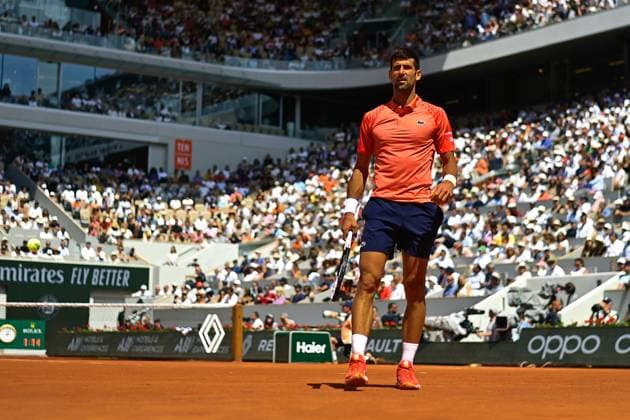 Attitude de Novak Djokovic ( Serbie ) TENNIS : Roland Garros 2023 - Internationaux de France - 29 05 2023 FedericoPestellini Panoramic 