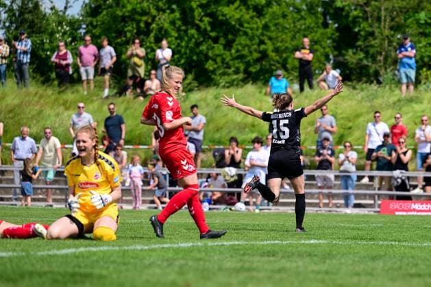 29.05.2023, GER, Fußball, 2. Frauen-Bundesliga 2022 2023, SG 99 Andernach - 1. FC Köln U20 Vanessa Zilligen (15 Andernach) bejubelt das Tor, während sich Kölns Torhüterin im Vordergrund ärgert. Andernach Stadion Rheinland-Pfalz Deutschland