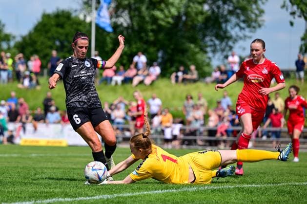 Sport Bilder des Tages 29.05.2023, GER, Fußball, 2. Frauen-Bundesliga 2022 2023, SG 99 Andernach - 1. FC Köln U20 Lisa Kossmann (6 Andernach) umspielt Lisa Kossmann (6 Andernach). Andernach Stadion Rheinland-Pfalz Deutschland