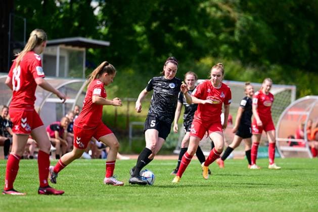 29.05.2023, GER, Fußball, 2. Frauen-Bundesliga 2022 2023, SG 99 Andernach - 1. FC Köln U20 Kathrin Schermuly (5 Andernach) setzt sich gegen die Kölner Abwehr durch. Andernach Stadion Rheinland-Pfalz Deutschland
