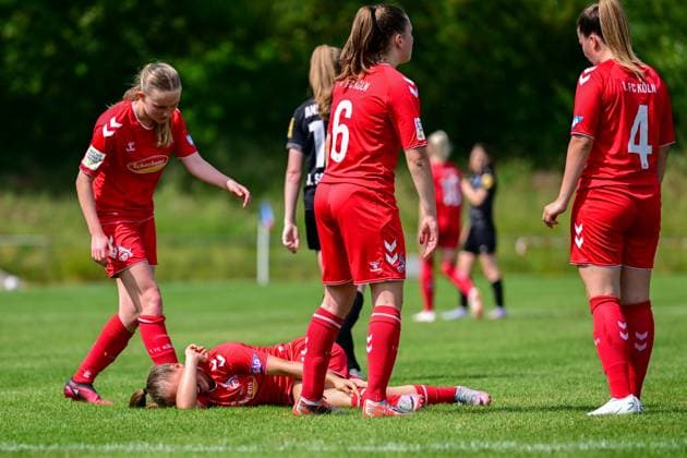 29.05.2023, GER, Fußball, 2. Frauen-Bundesliga 2022 2023, SG 99 Andernach - 1. FC Köln U20 Lilith Schmidt (Köln) liegt verletzt auf dem Boden. Andernach Stadion Rheinland-Pfalz Deutschland
