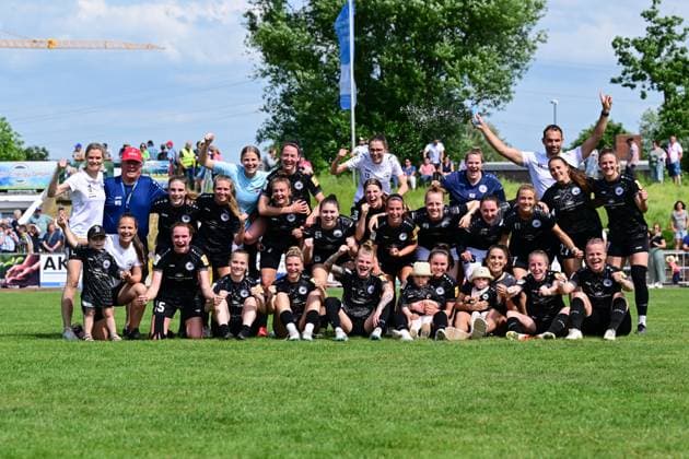 29.05.2023, GER, Fußball, 2. Frauen-Bundesliga 2022 2023, SG 99 Andernach - 1. FC Köln U20 Die SG 99 Andernach jubelt freudig nach einem gelungenen Saison-Abschluss. Andernach Stadion Rheinland-Pfalz Deutschland