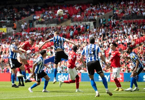 Barnsley v Sheffield Wednesday Sky Bet League 1 Bobby Thomas of Barnsley headers the ball over during the Sky Bet League 1 Play Off Final between Barnsley and Sheffield Wednesday at Wembley Stadium, London Content Not Available For UK Newspapers Copyright: xBenxPetersx FIL-18555-0046 UK Newspapers OUT