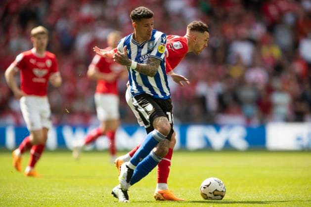 Barnsley v Sheffield Wednesday Sky Bet League 1 Jordan Williams of Barnsley tussles with Marvin Johnson during the Sky Bet League 1 Play Off Final between Barnsley and Sheffield Wednesday at Wembley Stadium, London Content Not Available For UK Newspapers Copyright: xBenxPetersx FIL-18555-0053 UK Newspapers OUT