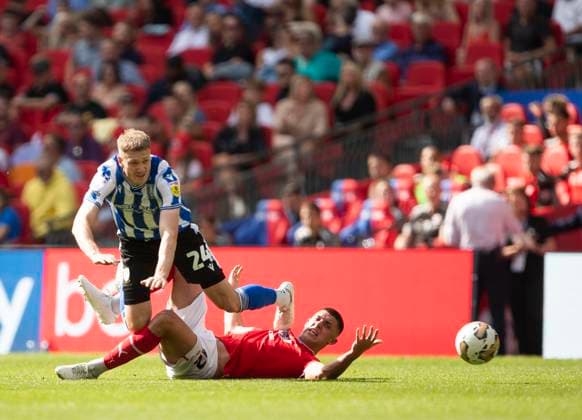 Barnsley v Sheffield Wednesday Sky Bet League 1 Jordan Williams of Barnsley battles with Michael Smith of Sheffield Wednesday during the Sky Bet League 1 Play Off Final between Barnsley and Sheffield Wednesday at Wembley Stadium, London Content Not Available For UK Newspapers Copyright: xBenxPetersx FIL-18555-0062 UK Newspapers OUT