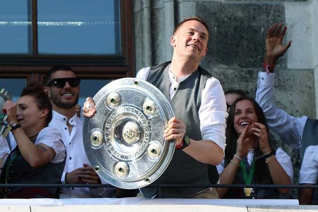 Meisterfeier FC Bayern München am 28.05.2023 auf dem Rathausbalkon am Marienplatz in München Manuel Neuer ( München ) mit der Meisterschale