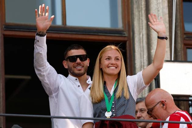Meisterfeier FC Bayern München am 28.05.2023 auf dem Rathausbalkon am Marienplatz in München Lucas Hernandez ( München ), links - Glodis Perla Viggosdottir ( München ), rechts