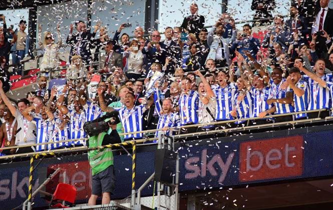 Barnsley v Sheffield Wednesday, London, UK - 29 May 2023 Sheffield Wednesday celebrate promotion to the Championship after lifting the trophy after winning during the Sky Bet League One Play-Off Final between Barnsley and Sheffield Wednesday on 29th May 2023 at Wembley Stadium, London London Wembley Stadium London GBR Copyright: xFrankiexOKeeffe PPAUKx PPA-033543