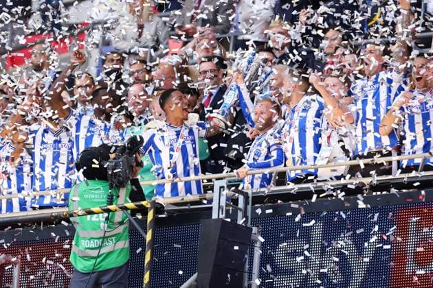Barnsley v Sheffield Wednesday 29 May 2023, London - League One Playoff Final - Barnsley v Sheffield Wednesday - Liam Palmer of Sheffield Wednesday and Barry Bannan of Sheffield Wednesday lift the League One Play-off trophy - Photo: Jacques Feeney Offside. London UK Copyright: xJacquesxFeeneyx xOffsidexOffside