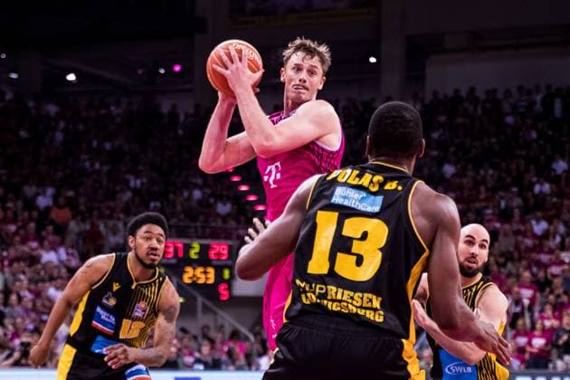 Bilder des Jahres 2023, Sport 05 Mai Sport Themen der Woche KW22 Sport Bilder des Tages easyCredit Basketball Bundesliga Playoffs HF1, Telekom Baskets Bonn vs. MHP Riesen Ludwigsburg, 29.05.2023 Finn Delany (Telekom Baskets Bonn, 70), Yorman Polas Bartolo (MHP Riesen Ludwigsburg, 13) easyCredit Basketball Bundesliga, Playoffs Halbfinale, Spiel 1, Telekom Baskets Bonn vs. MHP Riesen Ludwigsburg, 29.05.2023 *** easyCredit Basketball Bundesliga Playoffs HF1, Telekom Baskets Bonn vs MHP Riesen Ludwigsburg, 29 05 2023 Finn Delany Telekom Baskets Bonn, 70 , Yorman Polas Bartolo MHP Riesen Ludwigsburg, 13 easyCredit Basketball Bundesliga, Playoffs Semifinals, Game 1, Telekom Baskets Bonn vs MHP Riesen Ludwigsburg, 29 05 2023 Copyright: xBEAUTIFULxSPORTS Wunderlx
