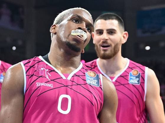 TJ Shorts II (Telekom Baskets Bonn, 00) ist enttaeuscht. Dahinter Sebastian Herrera (Telekom Baskets Bonn, 07). Telekom Baskets Bonn vs. MHP Riesen Ludwigsburg, Basketball, easy Credit BBL, 1. Halbfinale, Saison 2022 2023, 29.05.2023 Telekom Baskets Bonn vs. MHP Riesen Ludwigsburg, Basketball, easy Credit BBL, Saison 2022 2023, 1. Halbfinale, 29.05.2023 Bonn Copyright: xEibner-Pressefoto ThomasxHaeslerx EP_EER