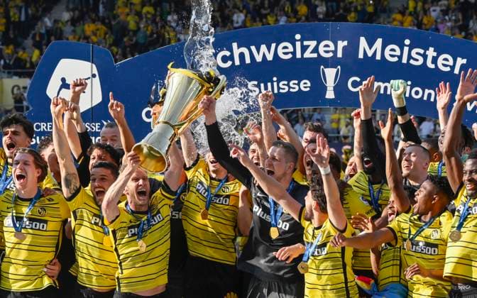 Bilder des Jahres 2023, Sport 05 Mai Sport Themen der Woche KW22 Sport Bilder des Tages Fußball, BSC Young Boys Bern feiert den Gewinn der Meisterschaft in der Schweiz V.l.n.r. Cedric Itten, Loris Benito, Fabian Lustenberger, Torhüter David von Ballmoos, mit Pokal, Kastriot Imeri, Elia Meschack, Miguel Chaiwa, YB, BSC Young Boys - FC Winterthur, Super League, Fussball, 29.05.2023 *** F l n r Cedric Itten, Loris Benito, Fabian Lustenberger, goalkeeper David von Ballmoos, with cup, Kastriot Imeri, Elia Meschack, Miguel Chaiwa, YB, BSC Young Boys FC Winterthur, Super League, Football, 29 05 2023 