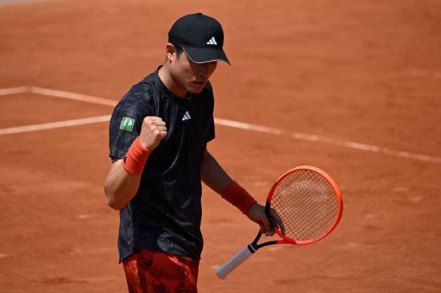 (230530) -- PARIS, May 30, 2023 -- Wu Yibing of China celebrates during the men s singles first round match against Roberto Bautista Agut of Spain at the French Open tennis tournament at Roland Garros in Paris, France, May 29, 2023. (Photo by Xinhua) (SP)FRANCE-PARIS-TENNIS-ROLAND GARROS-FRENCH OPEN-MEN S SINGLES JulienxMattia 