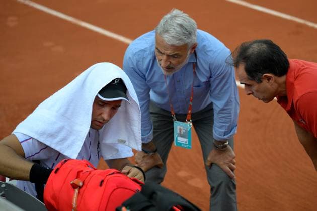 Sport Bilder des Tages (230530) -- PARIS, May 30, 2023 -- Susan Lajovic (L) of Serbia withdraws from the match due to injuries during the men s singles first round match against Zhang Zhizhen of China at the French Open tennis tournament at Roland Garros in Paris, France, May 29, 2023. (Photo by Xinhua) (SP)FRANCE-PARIS-TENNIS-ROLAND GARROS-FRENCH OPEN-MEN S SINGLES JulienxMattia 