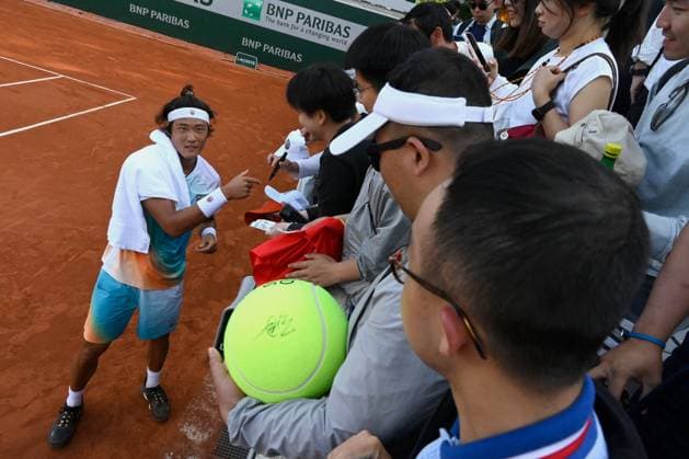 (230530) -- PARIS, May 30, 2023 -- Zhang Zhizhen of China greets the spectators during the men s singles first round match against Susan Lajovic of Serbia at the French Open tennis tournament at Roland Garros in Paris, France, May 29, 2023. (Photo by Xinhua) (SP)FRANCE-PARIS-TENNIS-ROLAND GARROS-FRENCH OPEN-MEN S SINGLES JulienxMattia 