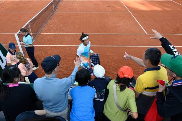 (230530) -- PARIS, May 30, 2023 -- Zhang Zhizhen of China greets the spectators during the men s singles first round match against Susan Lajovic of Serbia at the French Open tennis tournament at Roland Garros in Paris, France, May 29, 2023. (Photo by Xinhua) (SP)FRANCE-PARIS-TENNIS-ROLAND GARROS-FRENCH OPEN-MEN S SINGLES JulienxMattia 