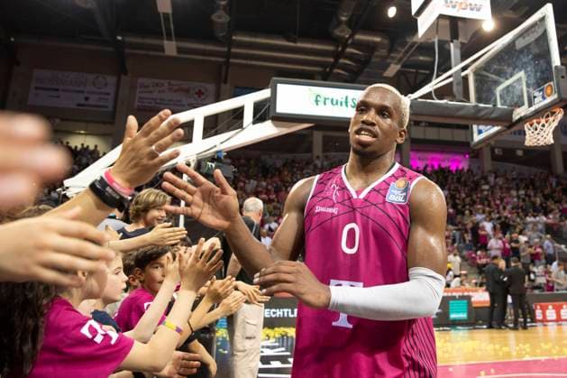 TJ SHORTS II (BON, mi.) freut sich nach dem Spiel mit den Fans, Haende, abklatschen. Freude. Endstand 80:71, Basketball 1.Bundesliga Telekom Baskets Bonn-MHP Riesen Ludwigsburg BON vs LUD Playoffs Halbfinale 1. Spiel, im T E L E K O M D O M E, am 29.05.2023 Â